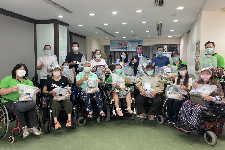 「疫市大行動」 南華傳媒、香港傷殘青年協會派發福袋