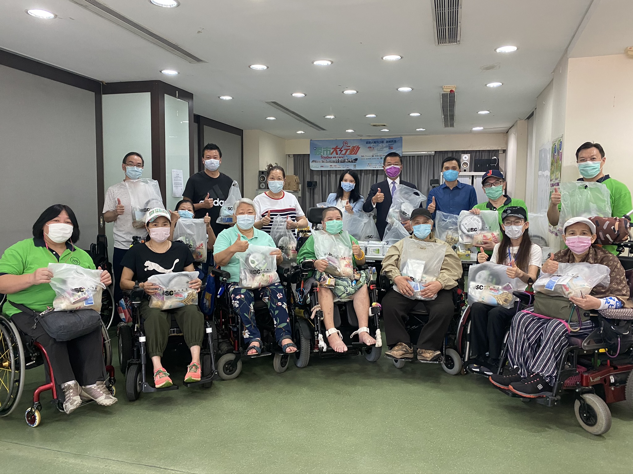 2020年5月11日「疫市大行動」 聯同南華傳媒、香港傷殘青年協會派發福袋